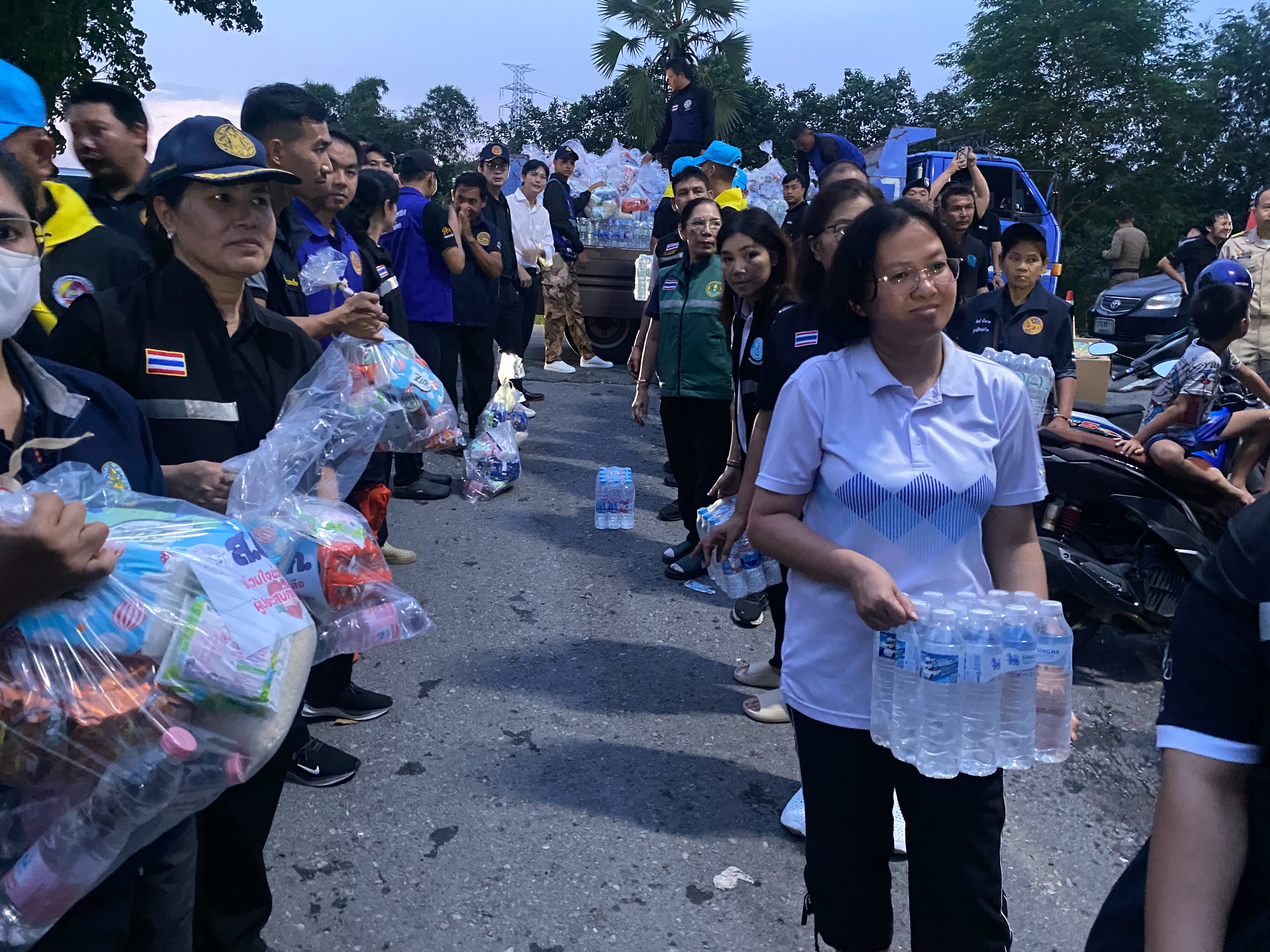 title - ส.ป.ก. ติดตามรมช.เกษตรฯ ช่วยเหลือพี่น้องผู้ประสบอุทกภัย ในเขตจังหวัดปทุมธานี